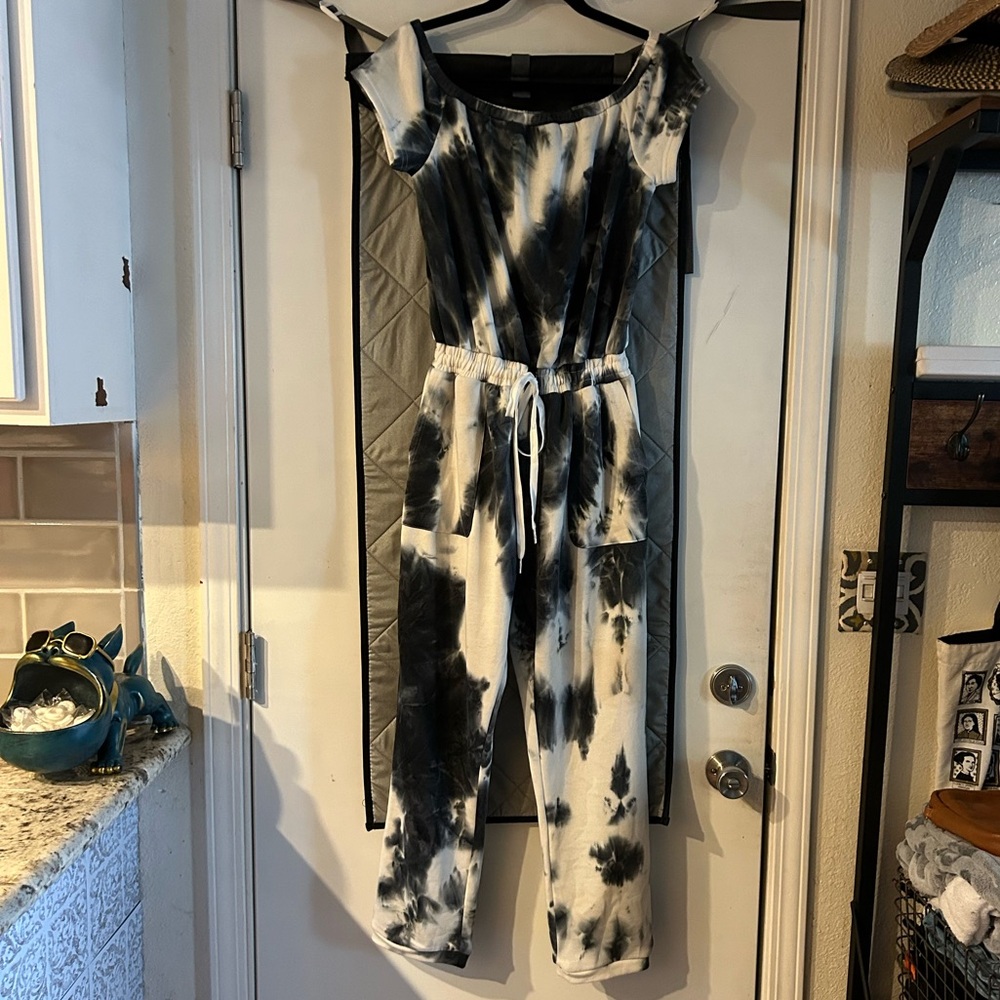 FATE + Becker short sleeve tie-dye jumper, NWT.
